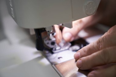 Bir terzinin işyeri. Terzi bir dikiş makinesinde çalışıyor. Bir terzi iş yerinde elbise diker. Hobi dikiş işi küçük bir iş konseptidir.