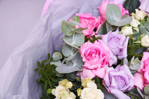 Un grand bouquet coloré de fleurs. Grandes roses roses et feuilles d'eucalyptus. Sur un fond clair, vue latérale. Le concept des vacances — Photo