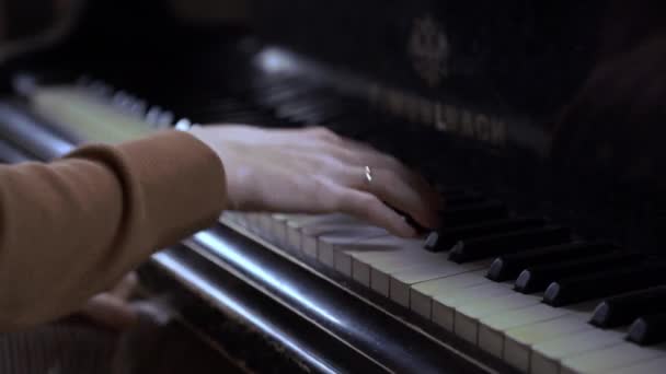 As mãos femininas tocam as teclas de piano no momento da ação intensa. Movimentos rápidos — Vídeo de Stock