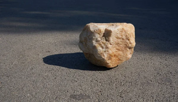 Ett podium gjort av beige sten för att demonstrera din produkt på asfalten — Stockfoto