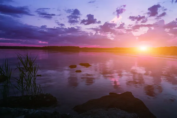 The soft cloudy sky is a gradient pastel, abstract background of a sweet-colored sky.The water is calm without waves. — Stock Photo, Image