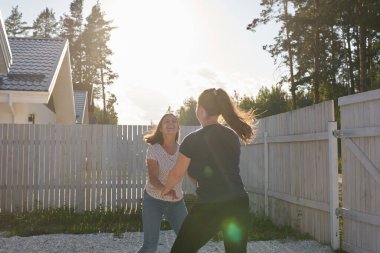 İki arkadaş izin günlerinde eğlenir. Birlikte zıplıyorlar, sarılıyorlar ve gülüyorlar, olumlu duygular.