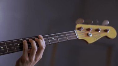 Yakın çekim ses yükselticisi, ses sistemi. Ses konser ekipmanı. Bir adam elektronik gitarı akort ediyor.