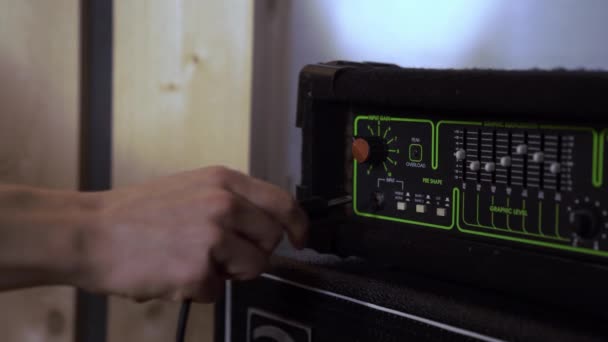 Amplificador de sonido de primer plano, sistema de audio. Equipo de concierto de sonido.El hombre ajusta el sonido — Vídeo de stock