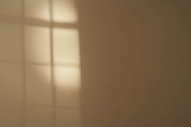 Kusursuz kahverengi beton doku ve pencereden gelen bir ışık demeti. Taş duvar arkaplanı.