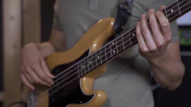 Yavaş yavaş elektronik gitar çalan bir adamın yakın çekimi, ses sistemi. Ses konser ekipmanı.
