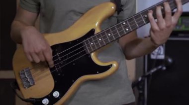 Bir adam yoğun bir şekilde elektronik gitar çalar, yakın plan, ses sistemi. Ses konser ekipmanı.