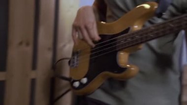 Bir adam yoğun bir şekilde elektronik gitar çalar, yakın plan, ses sistemi. Ses konser ekipmanı.
