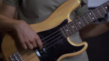 Bir adam yoğun bir şekilde elektronik gitar çalar, yakın plan, ses sistemi. Ses konser ekipmanı.