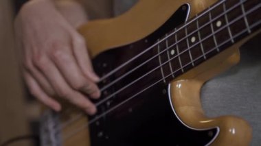 Yavaş yavaş elektronik gitar çalan bir adamın yakın çekimi, ses sistemi. Ses konser ekipmanı.