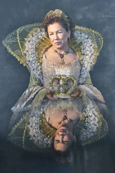 L'image de la reine Elizabeth I du 16ème siècle sur un fond gris. Reconstruction historique. Concept de carte à jouer, réflexion — Photo