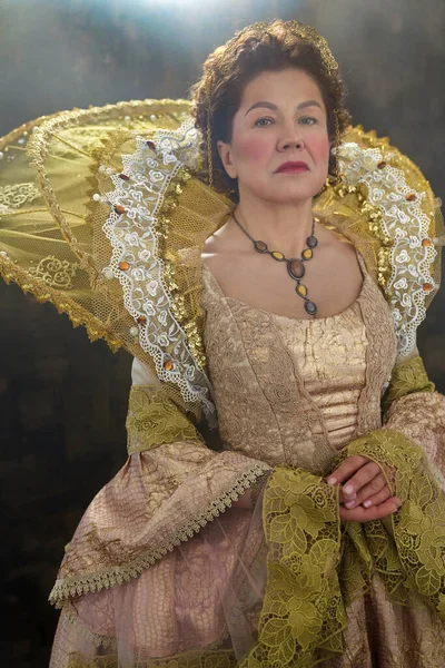 Portrait de l'image de la reine Elizabeth I du XVIe siècle. Reconstruction historique. L'image de la reine en fumée sur un fond gris — Photo