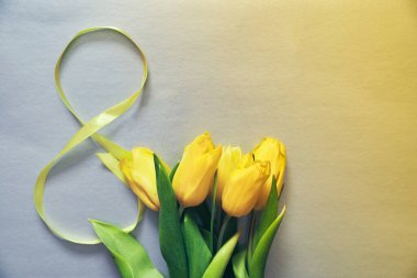 Sarı ve gri arkaplanda beş sarı lale ve 8 numaralı kurdele.