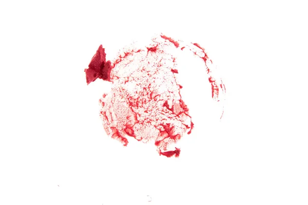La stampa del rossetto si staglia su uno sfondo bianco isolato. Primo piano della texture cremosa del trucco. Colore del corallo del prodotto cosmetico. — Foto Stock