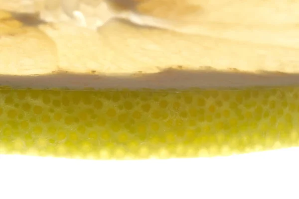 Ein Stück reife frische Pomelo-Frucht mit einer Schale. Nahaufnahme auf weißem Hintergrund. — Stockfoto