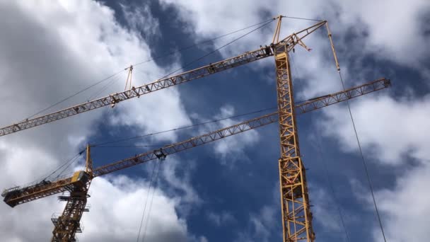 Dva žluté jeřáby na modré obloze s krásnými mraky, stavební práce — Stock video