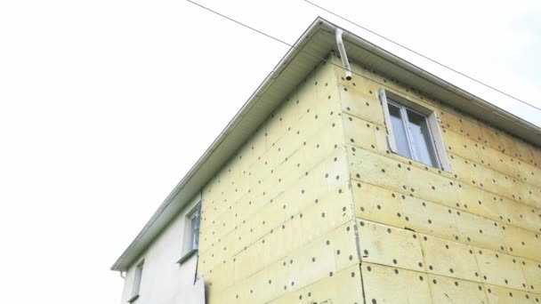 Pekerjaan perbaikan eksterior pada bangunan, isolasi dan cladding dari fasad rumah. Insulasi dari sebuah bangunan perumahan. — Stok Video