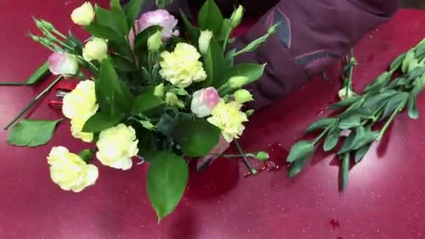 花束、花ワークショップの生産。花屋は異なる色で構成されています。仕事中の人々は. — ストック動画