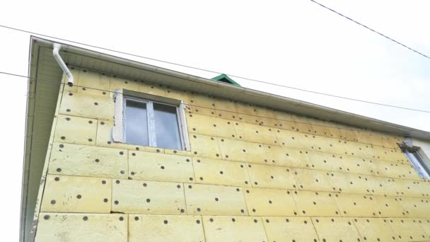 Exterior repair work on the building, insulation and cladding of the facade of the house. Insulation of a residential building. — Stock Video