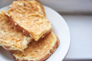 Beyaz tabakta nefis yumurtalı sandviçlerin yakın çekimi. Hızlı bir kahvaltı konsepti