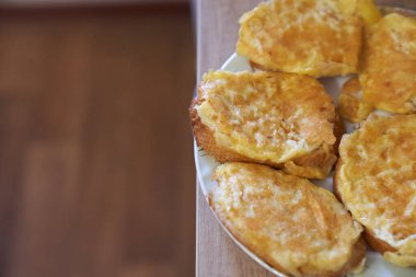 Tahta masada nefis yumurtalı sandviçler. Kopyalanacak yeri olan ev yapımı sıcak bir sandviç..