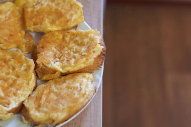 Tahta masada nefis yumurtalı sandviçler. Kopyalanacak yeri olan ev yapımı sıcak bir sandviç..