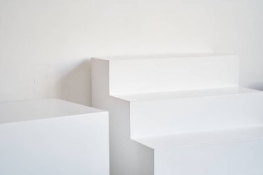 Merdiven podyumu, merdiven platformu. Merdivenli podyum. Ürün tanıtımı için stüdyo arka planı