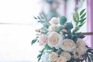 Göz kamaştırıcı pastel pembe şakayık demeti pencerenin arka planında. İç dizaynda çiçekler. Konforlu ev.