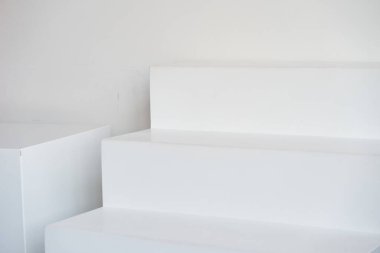 Merdiven podyumu, merdiven platformu. Merdivenli podyum. Ürün tanıtımı için stüdyo arka planı