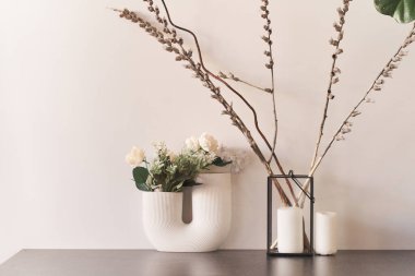 Yakından çiçekli güzel kıvrımlı vazo. İç dizaynda çiçekler. Konforlu ev.