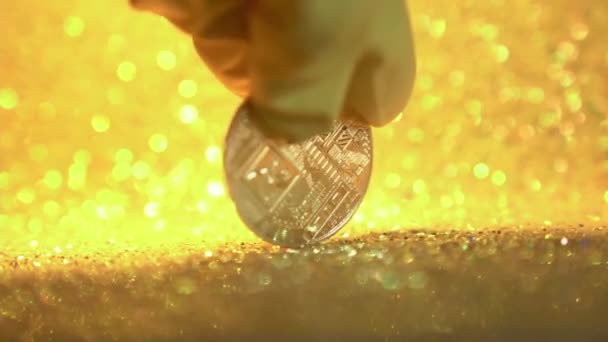 Το χρυσό bitcoin περιστρέφεται σε ένα χρυσό φόντο. Επένδυση στην επιχείρηση κρυπτογράφησης bitcoin. — Αρχείο Βίντεο