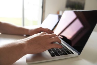 Uzaktan kumanda konsepti. Bilgi aramak için klavyeye yazı yazan erkek ellerine yakın çekim. Serbest çalışan bir metin yazarı bir proje üzerinde çalışıyor.