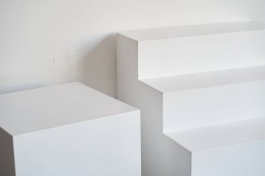 Merdiven podyumu, merdiven platformu. Merdivenli podyum. Ürün tanıtımı için stüdyo arka planı