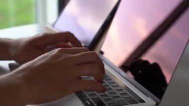 Uzaktan kumanda konsepti. Bilgi aramak için klavyeye yazı yazan erkek ellerine yakın çekim. Serbest çalışan bir metin yazarı bir proje üzerinde çalışıyor.