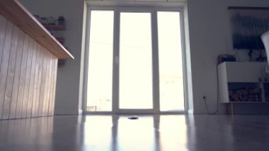 Pencerenin arkasındaki kadın yoga derslerine başlıyor. Tanımlanamayan hamile bir kadın lotus pozisyonunda yoga yapıyor. Sırtı kameraya dönük..