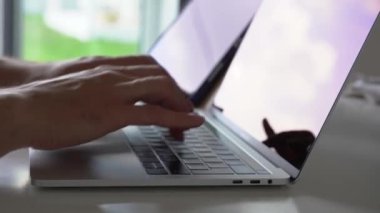 Uzaktan kumanda konsepti. Bilgi aramak için klavyeye yazı yazan erkek ellerine yakın çekim. Serbest çalışan bir metin yazarı bir proje üzerinde çalışıyor.