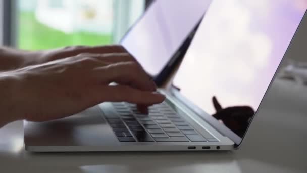 Het concept van werken op afstand. Close-up van mannelijke handen typen op het toetsenbord op zoek naar informatie. Een freelance copywriter werkt aan een project. — Stockvideo