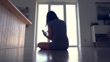 Mutlu bir kadın elini sallıyor ve akıllı telefon uygulaması kullanıyor. Uzaktan arkadaşlarla sanal bir online sohbetin tadını çıkarmak, mobil bir sohbetin içinde sanal bir görüşme..