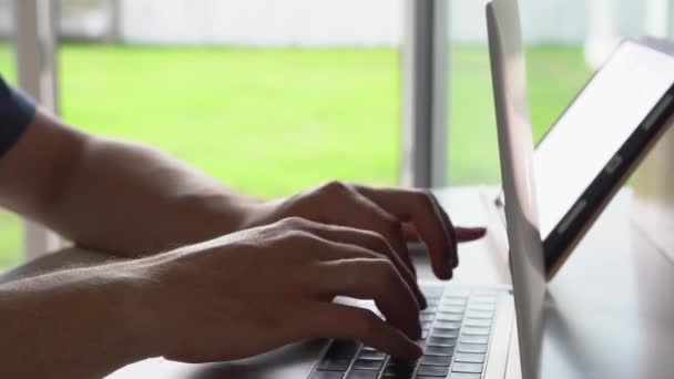 Konsep pekerjaan jarak jauh. Close-up of male hands typing on the keyboard in search of information. Seorang penulis salinan lepas sedang mengerjakan sebuah proyek. — Stok Video