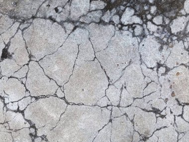 Çatlak ve hasarlı eski beton zemin onarılmayı bekliyor..