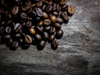 Kahve çekirdekleri eski ahşap zeminde