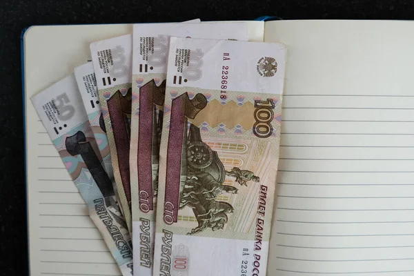 Наличные деньги Российской Федерации для оплаты или обмена. — стоковое фото