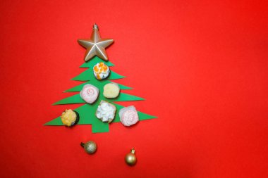 Çeşit çeşit suşi manzaralı bir Noel ağacı. Yeni Yıl ve Noel 2022