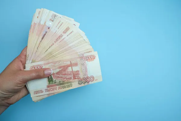 Kerst achtergrond met RF bankbiljetten op een rode achtergrond. Russisch geld. — Stockfoto
