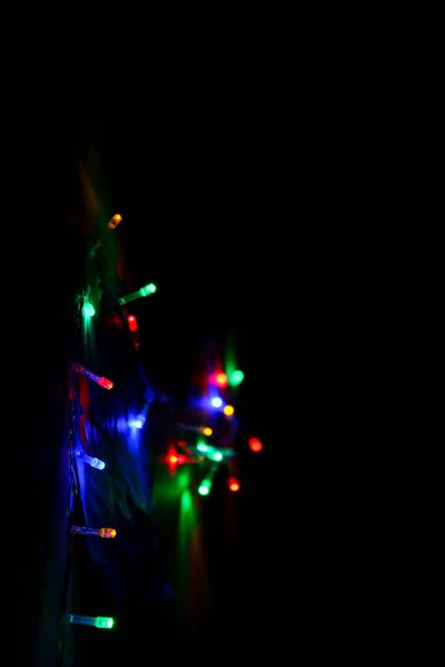 Концепция Рождества и Нового года - разряженные абстрактные разноцветные боке-огни — стоковое фото