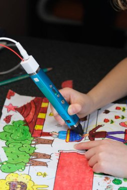  Kız 3 boyutlu bir kalem kullanıyor.. 