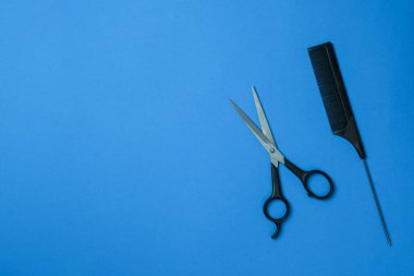 Mavi ya da açık mavi arkaplanda profesyonel kuaför araçları koleksiyonu