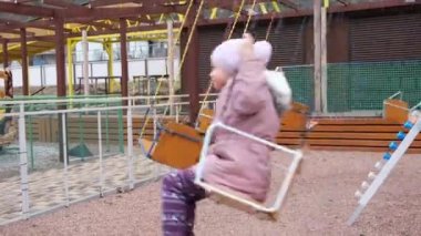 Çocuklar atlıkarıncaya biner. Eğlence parkında yaz eğlencesi. 