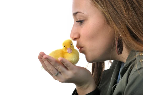 Kız ve ördek yavrusu — Stok fotoğraf