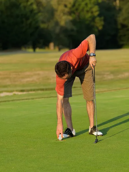 Golfer picking — Stock Photo, Image